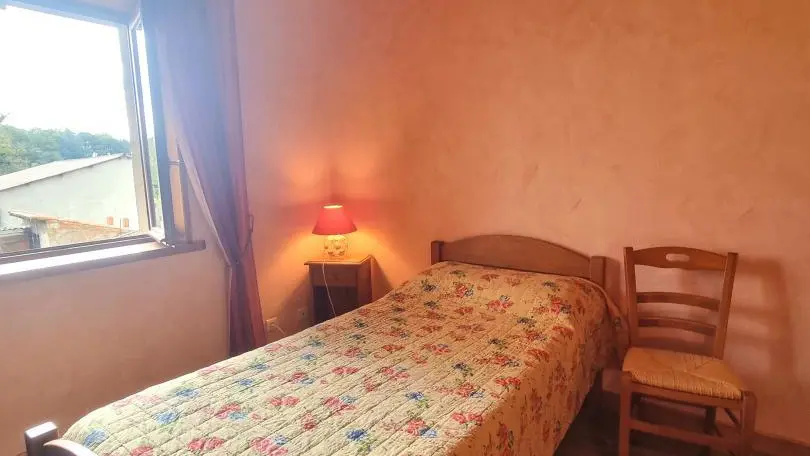 Chambre A la grange : 1x140 et 1x90.
