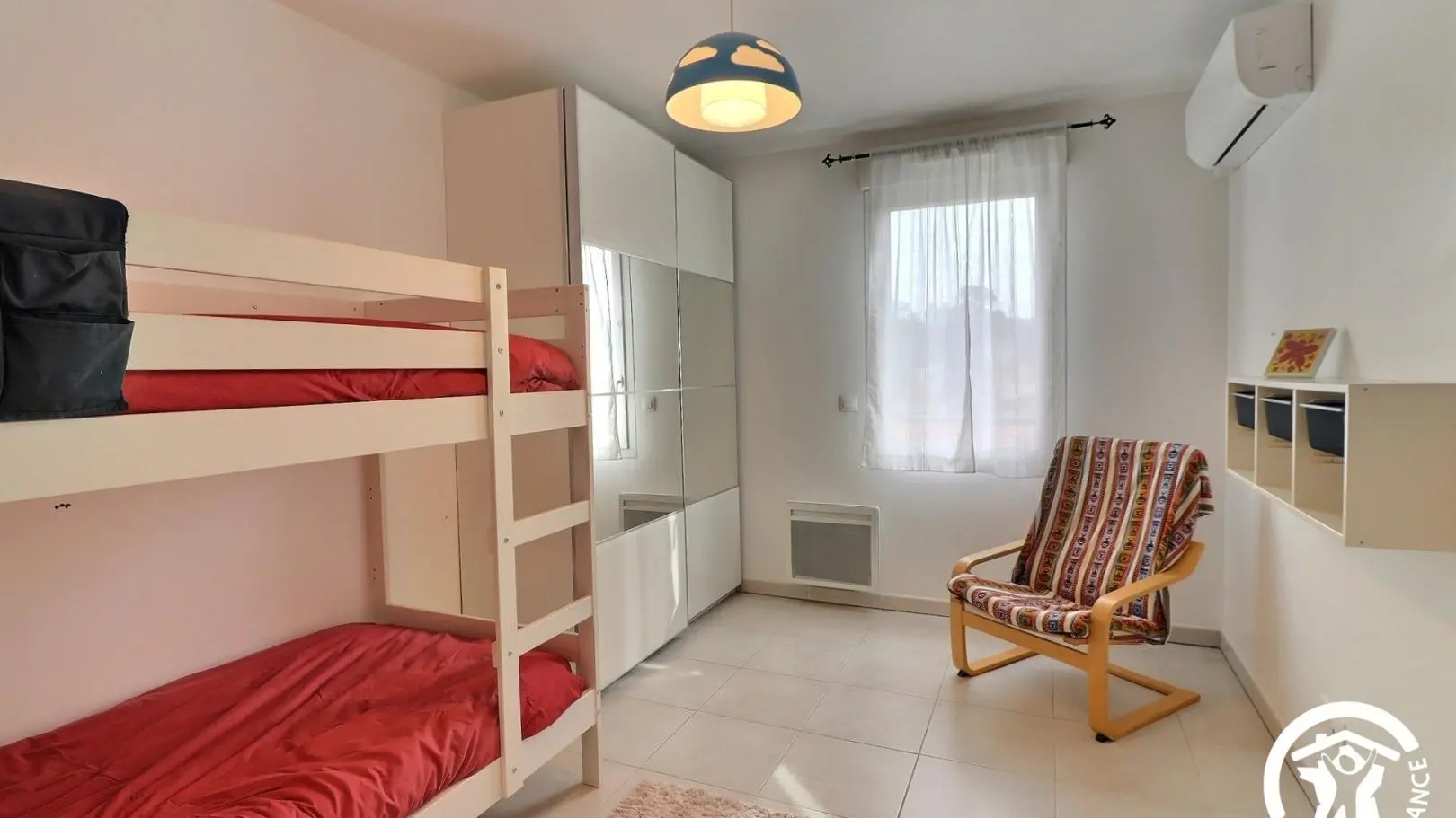 Chambre climatisée, à l'est