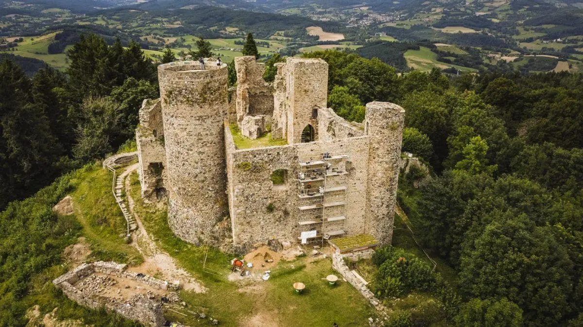 A voir : Château d'Urfé Monuments et statues.