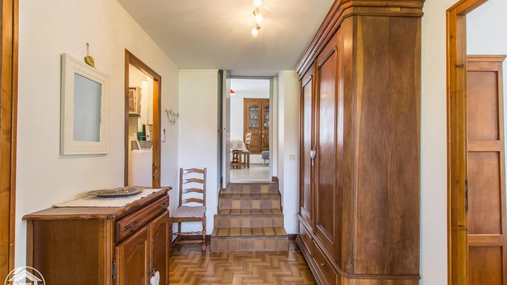 Hall d'entrée du gîte: chambre à droite, cuisine et salon au bout du couloir