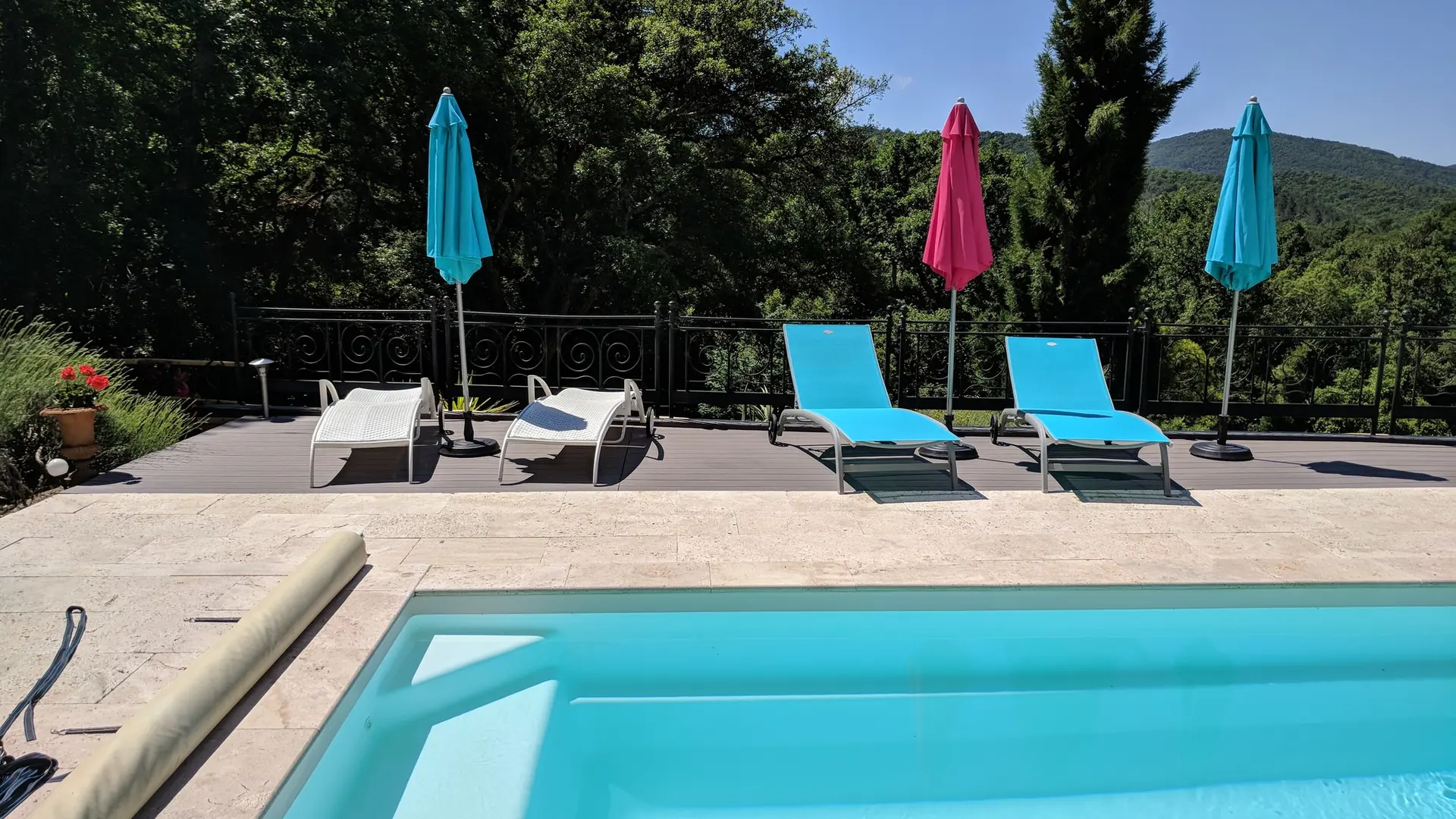 Piscine avec marche de sécurité périphérique