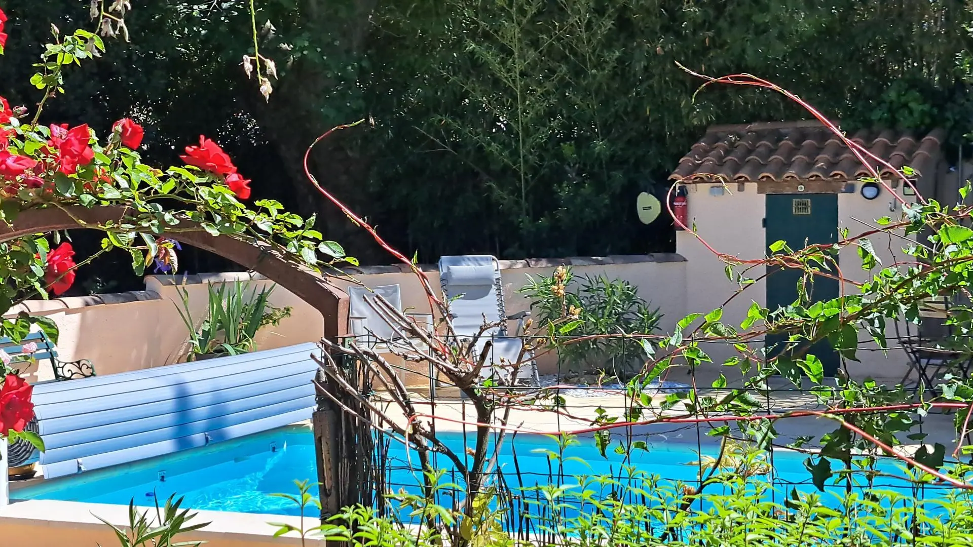 Porte des Roses à la Piscine de L'Oustau dei Aucèus 2026