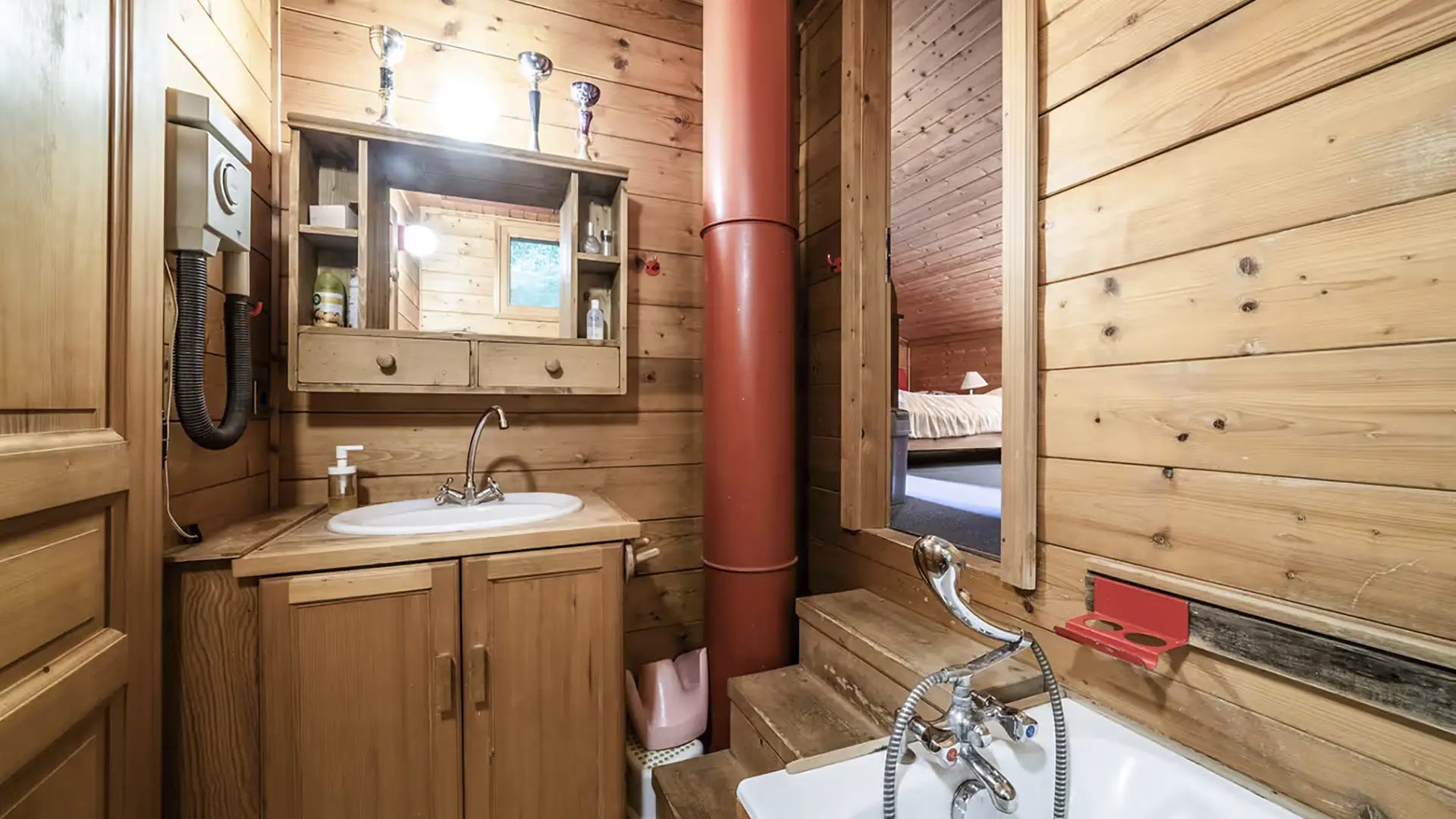 Salle de bains avec baignoire, vasque et meuble