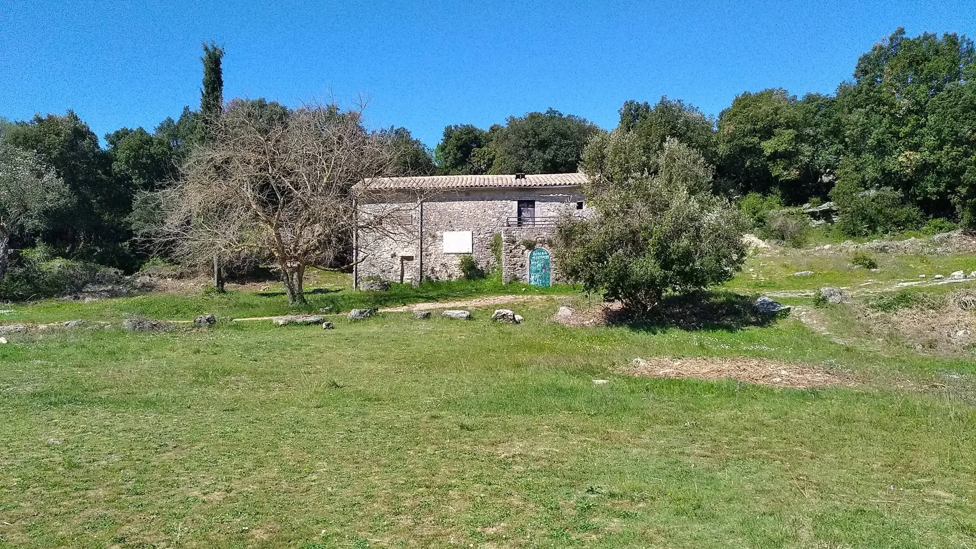 Vue sur une bergerie et sa végétation environnante