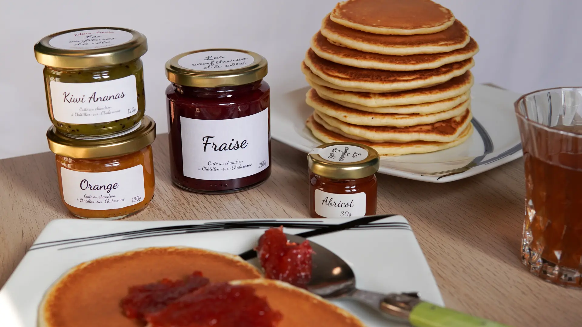 Les confitures et des pancakes