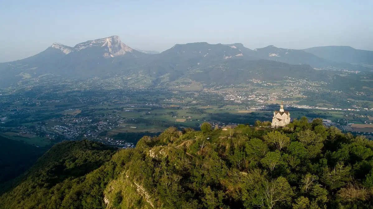 Vue aérienne sur le mont et alentours