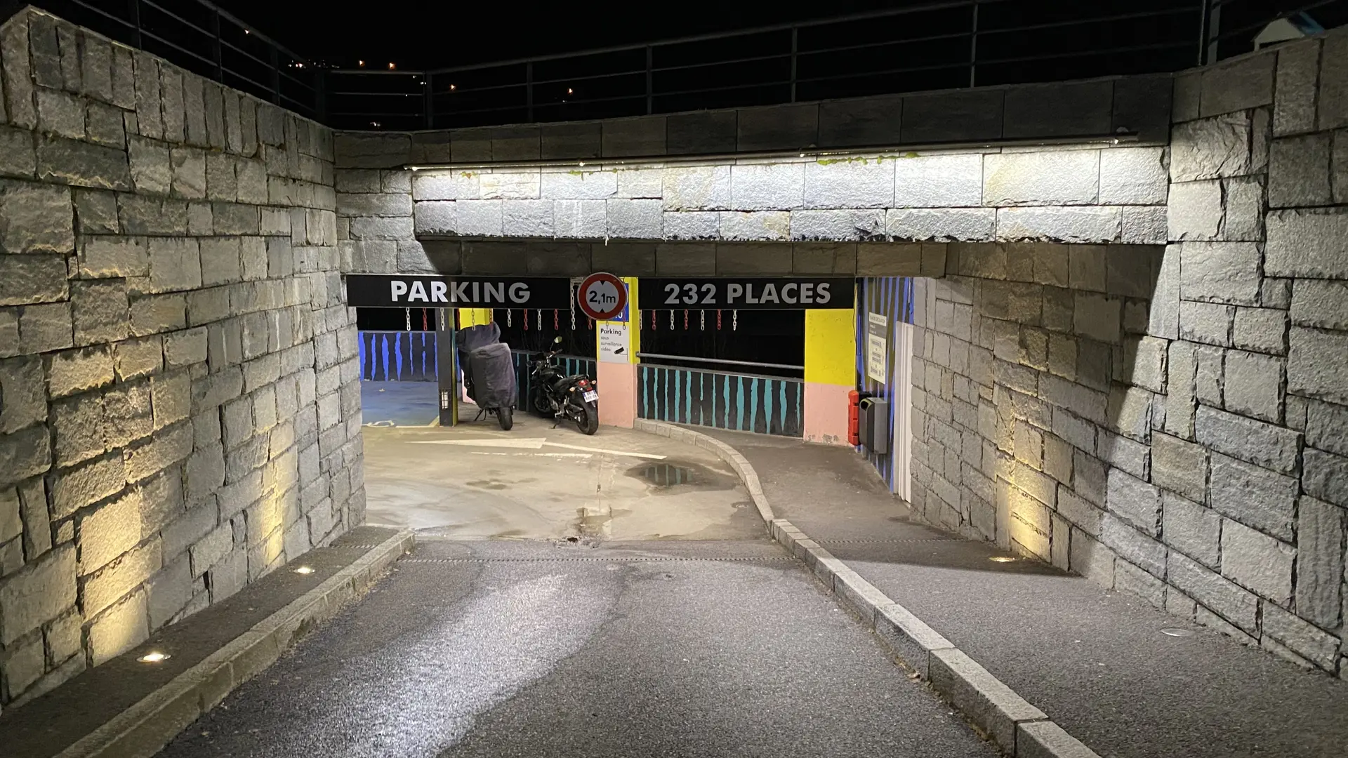 Entrée du parking souterrain de nuit