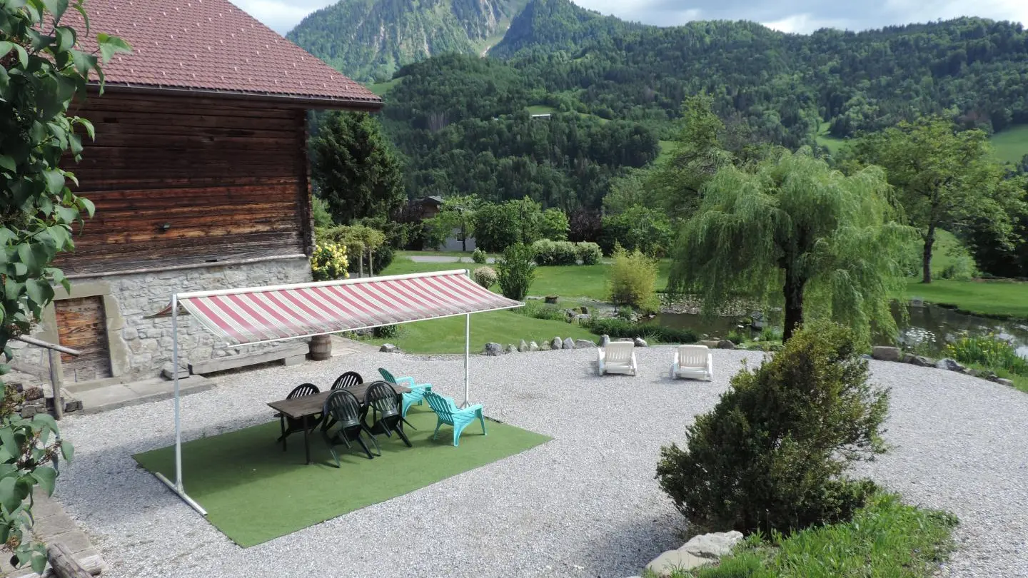 Terrasse extérieure avec vue sur la montagne de Sulens