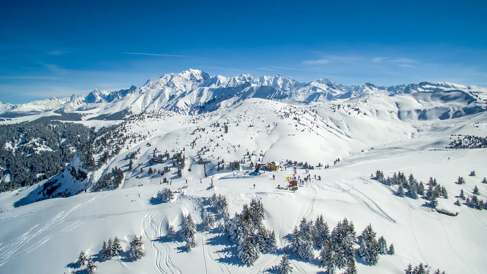 Splendide vue à 360° sur le Mont Blanc, Les Aravis et le Beaufortain depuis les hauteurs de Praz sur Arly