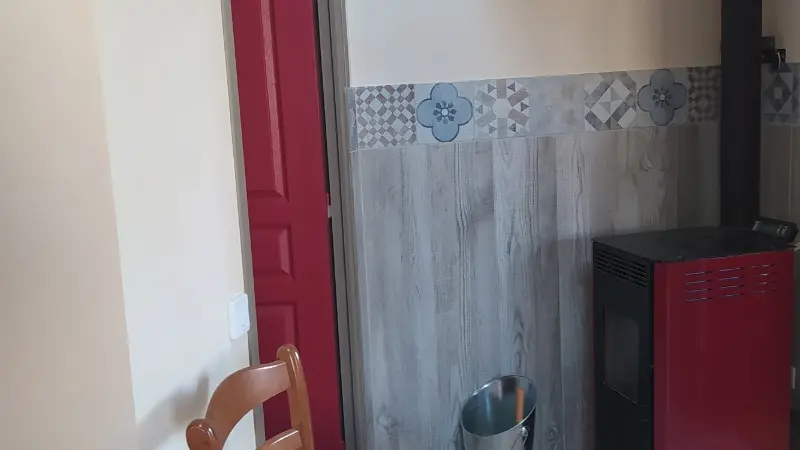 Hall des chambres et poêle à pellet.