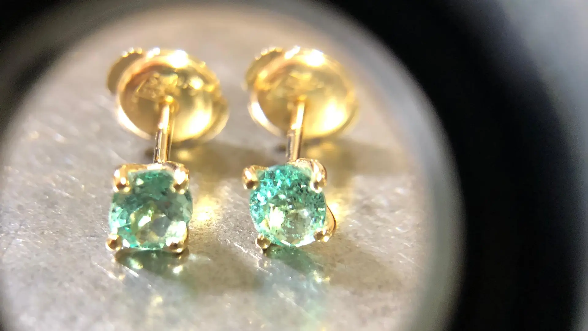 Boucles d'oreilles or 18K et émeraudes