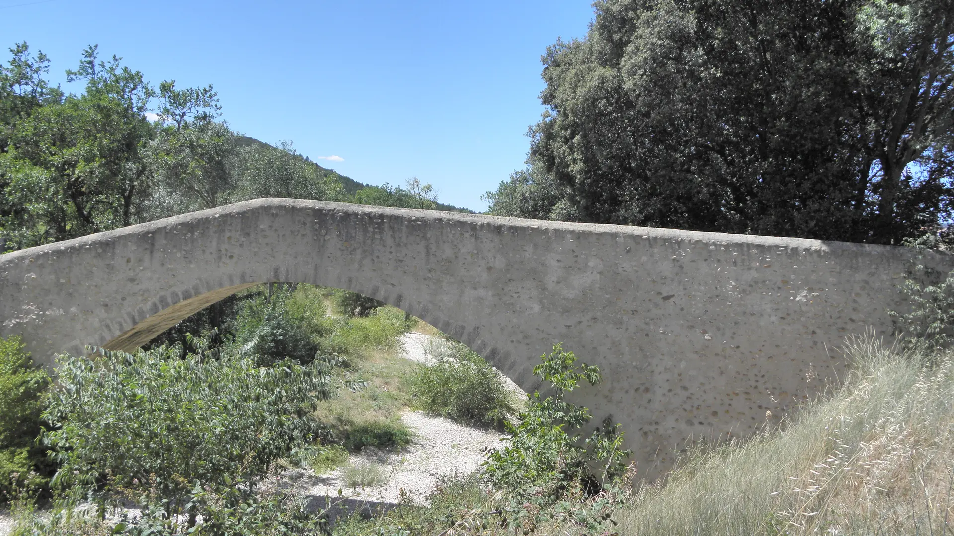 Le petit pont de pierre