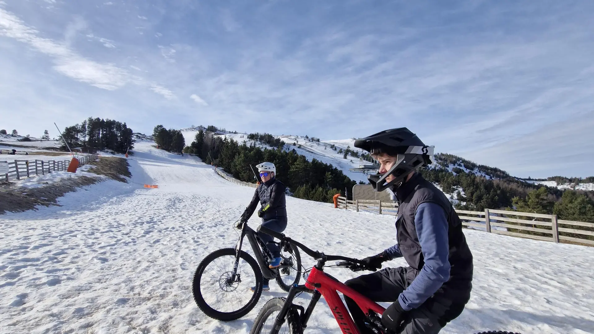 Deux personnes à vélo sur la neige