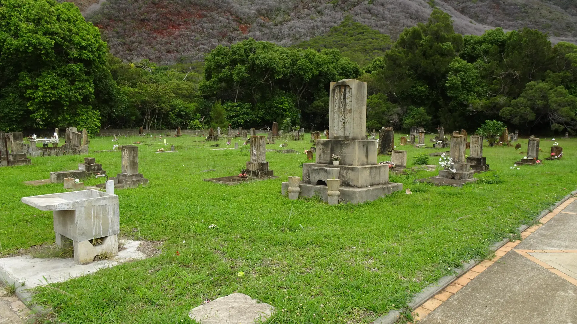 Overview of the old gravestones