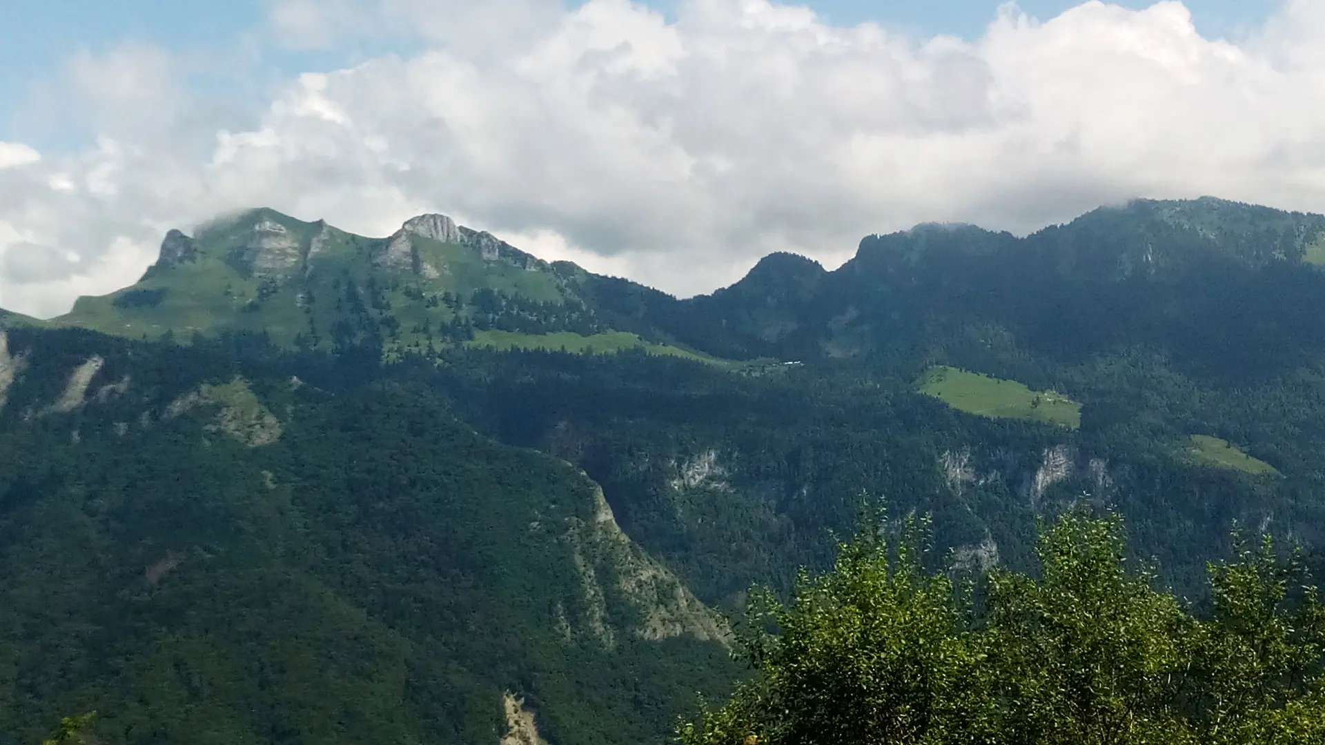Vue sur le Mont Billiat depuis la chapelle d'Hermone