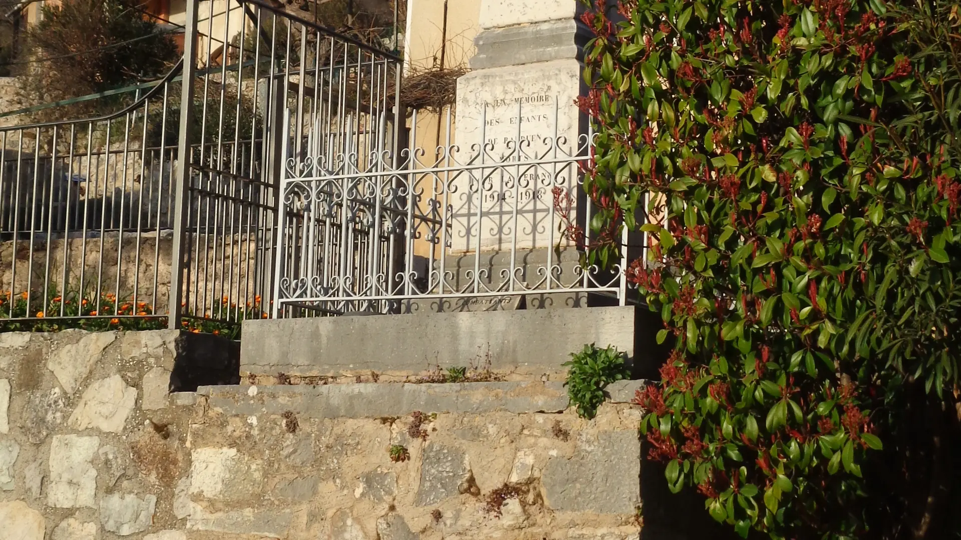 The monument, in marble limestone, surrounded by a wrought iron balustrade