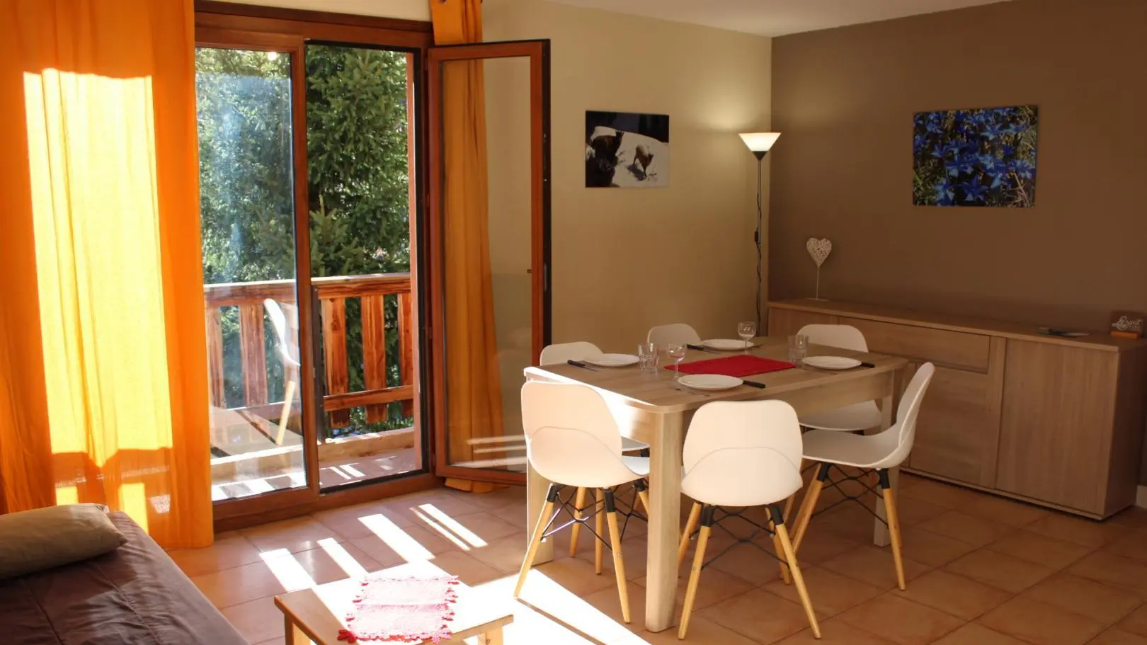 Gîte Les Biches-Espace repas-Roubion les Buisses-Gîtes de France des Alpes-Maritimes