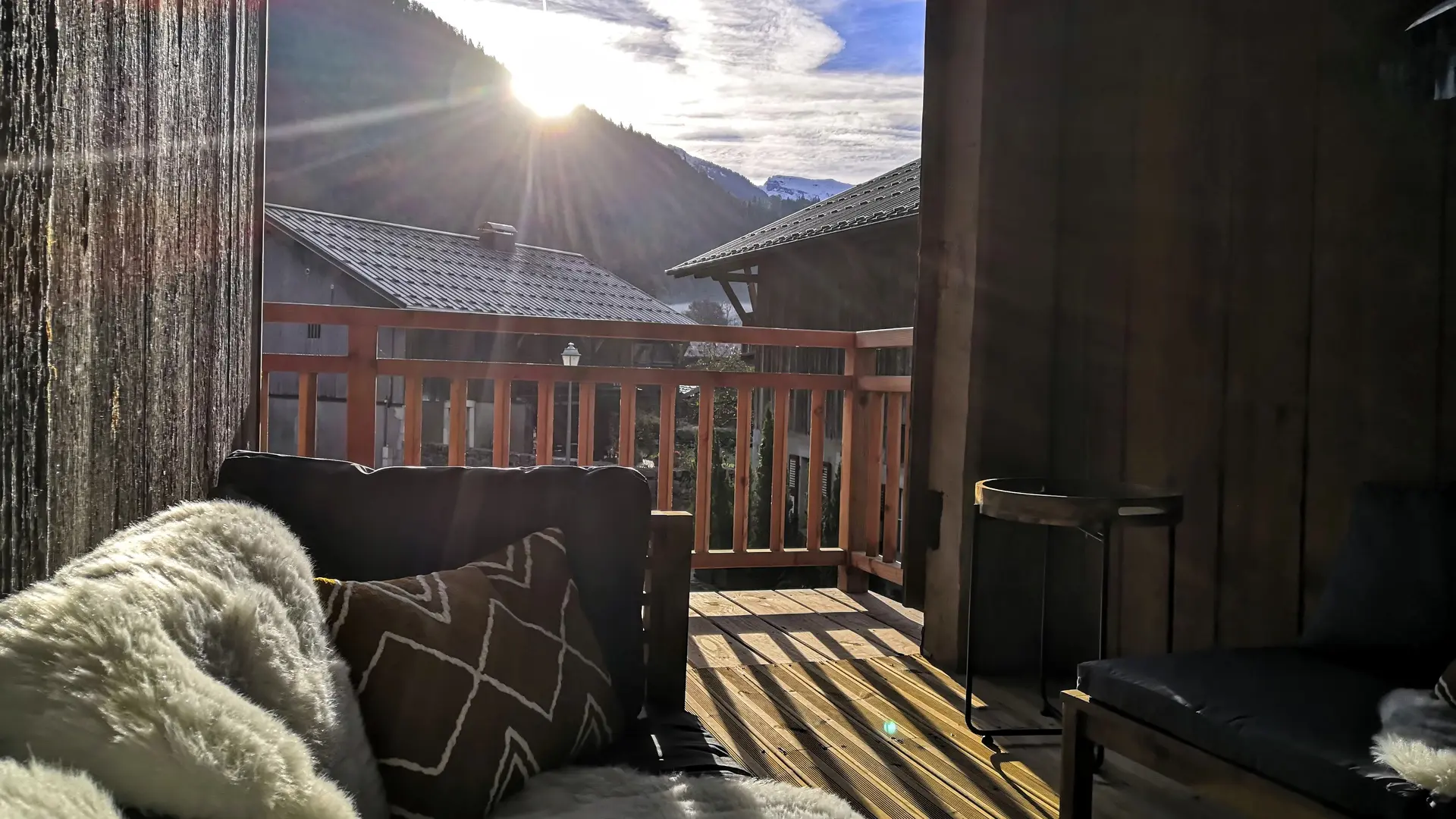 Terrasse ombragée avec salon de jardin
