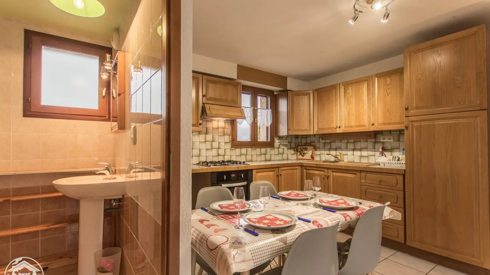 Cuisine équipée avec espace repas