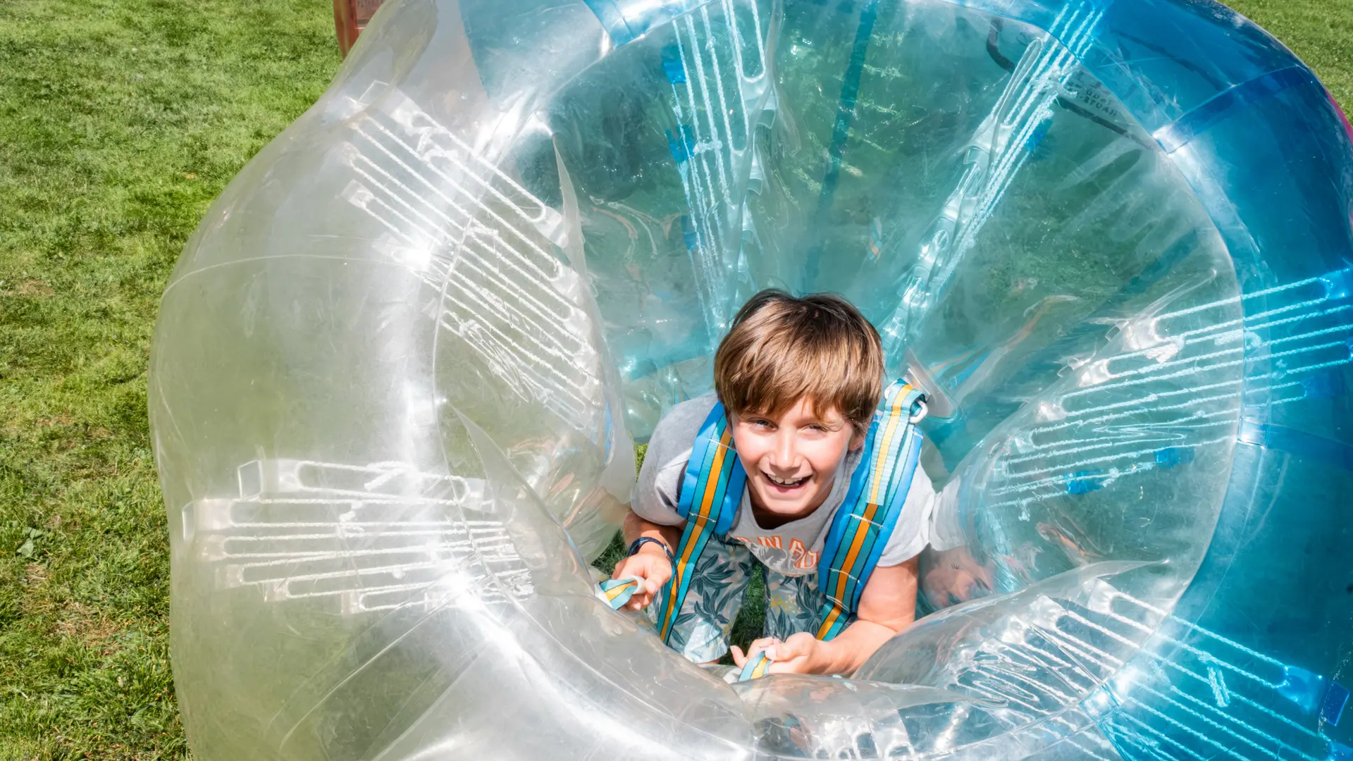 Enfant dans le bumper ball