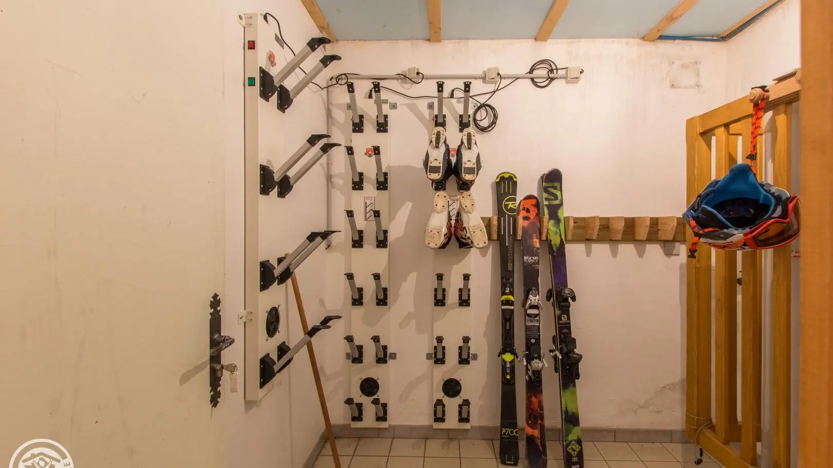 local à skis avec sèche-chaussures