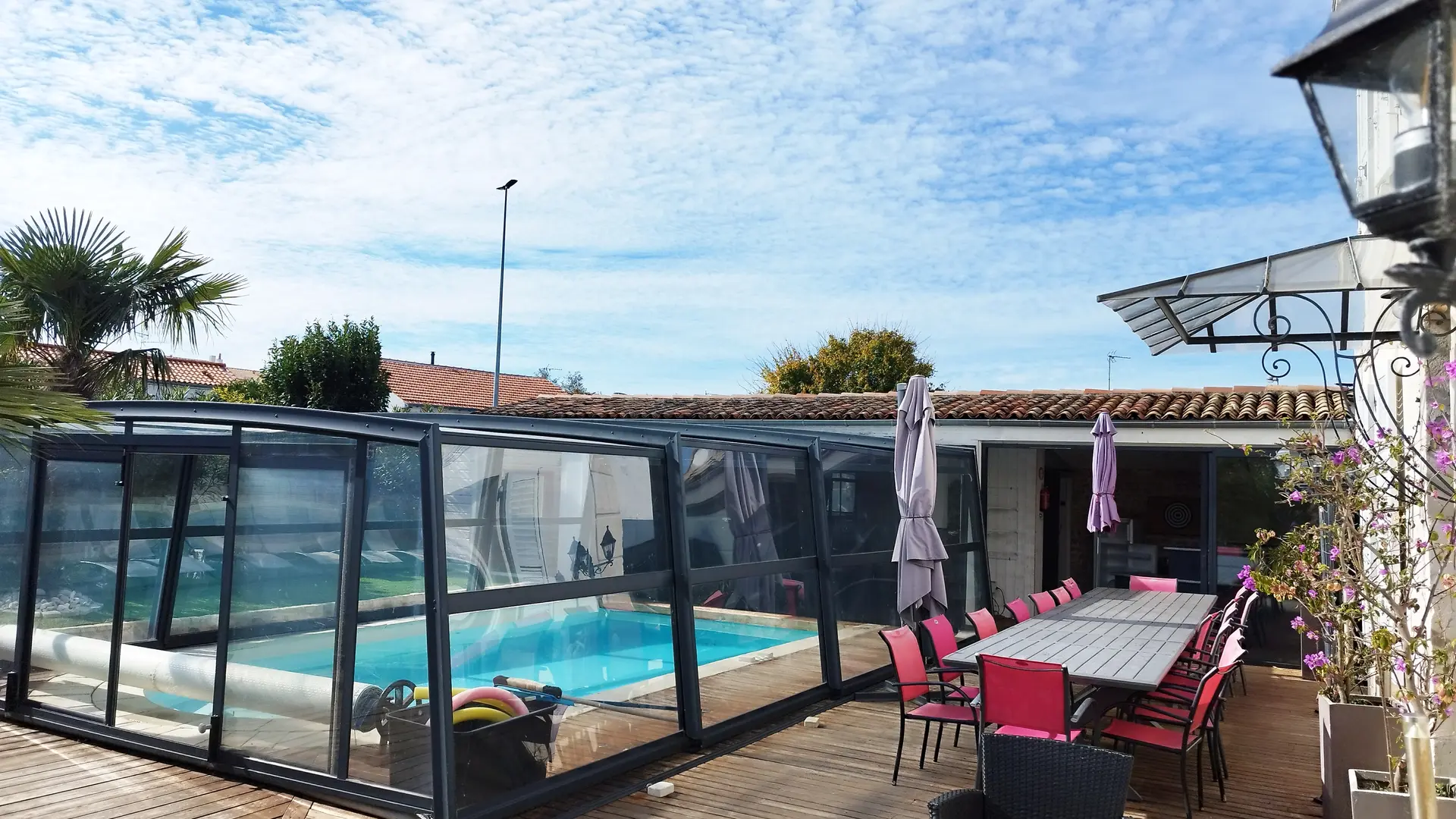 La piscine extérieure en mode couverte.