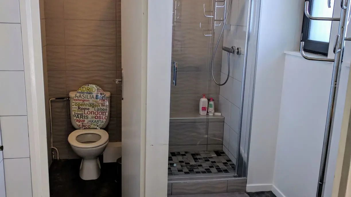 Salle de douche et toilette