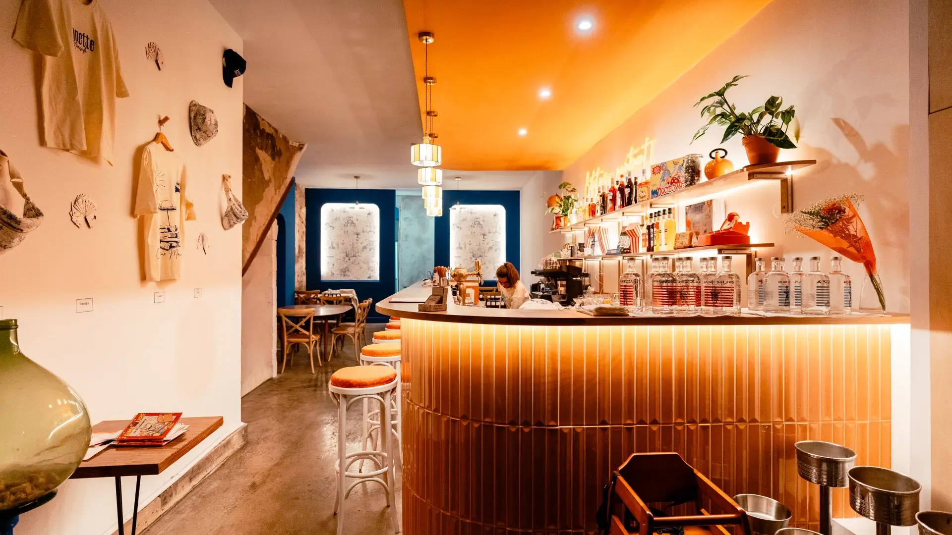 intérieur et vue sur le comptoir