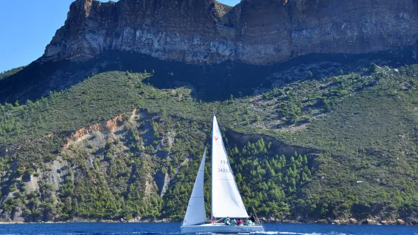 Afternoon sailing trip in coves of Frioul Islands