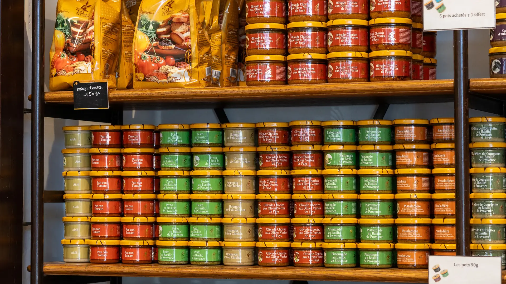 Bocaux de tartinables empilés sur des étagères