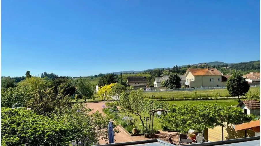 Vue du gîte sur le jardin et l'environnement immédiat