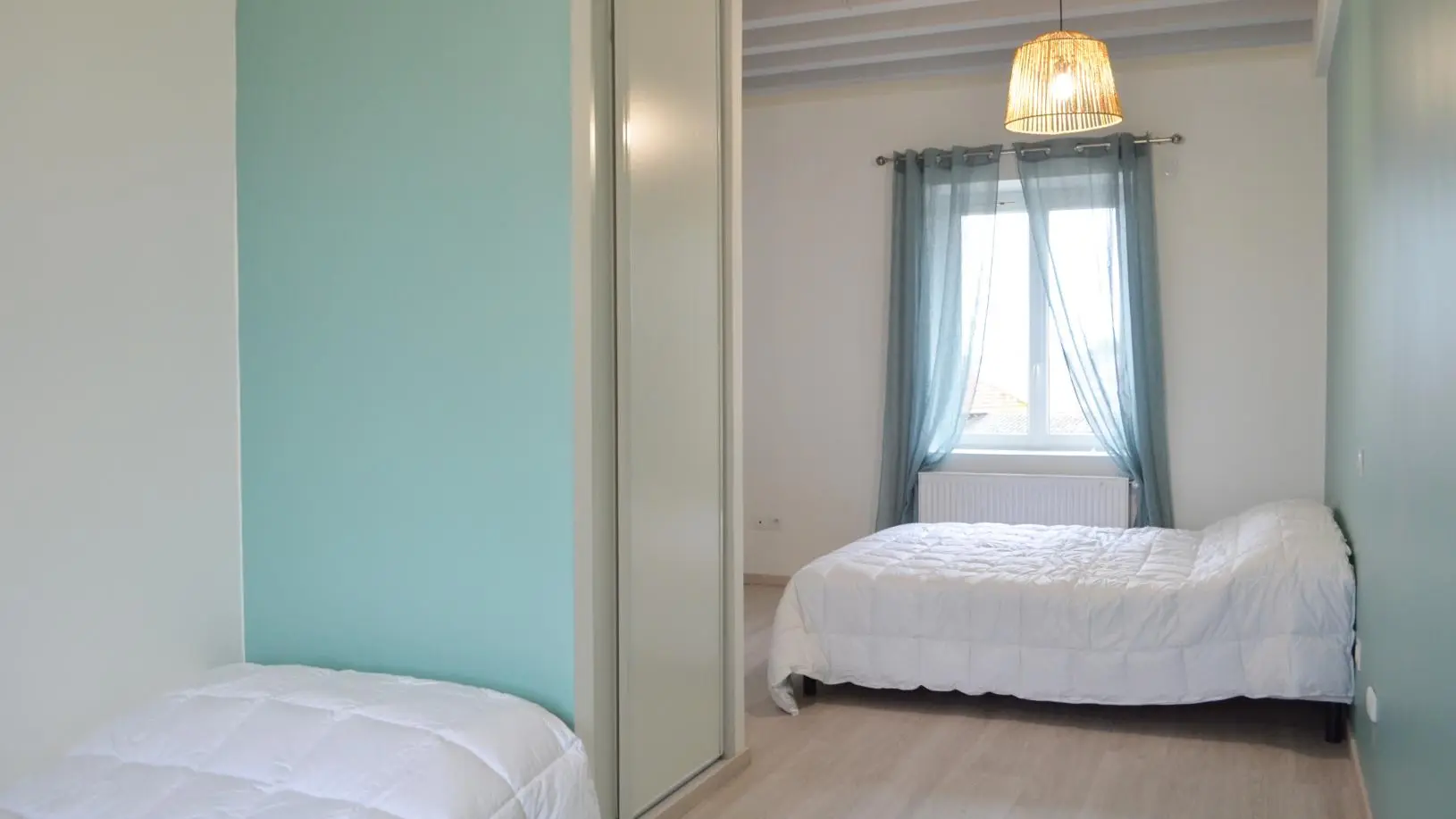 Chambre avec 1 lit 160 et 1 lit 90.