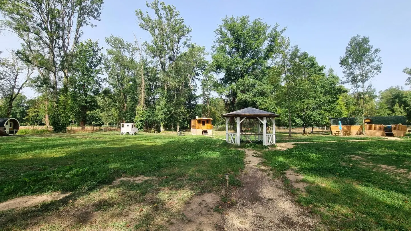 Espaces de détente communs : un terrain de pétanque, le kiosque, ...