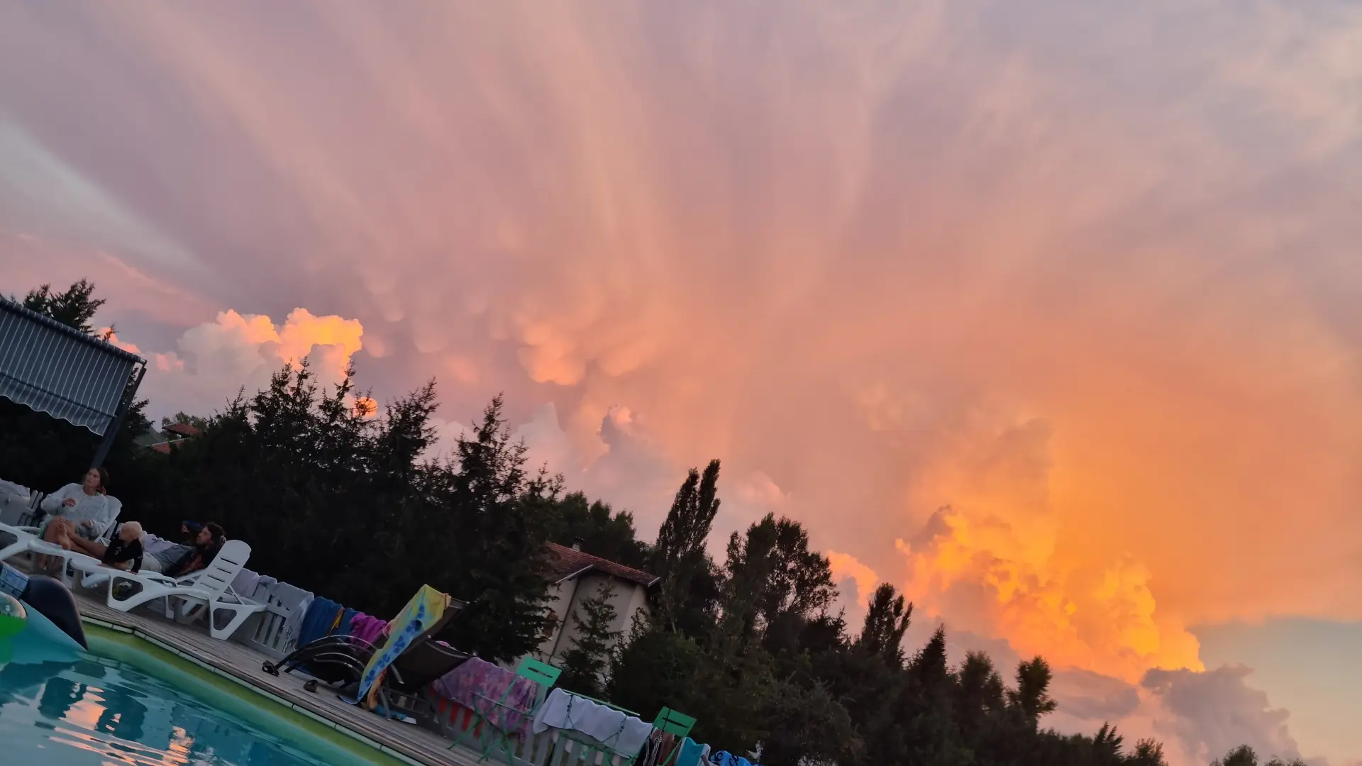coucher de soleil avec piscine