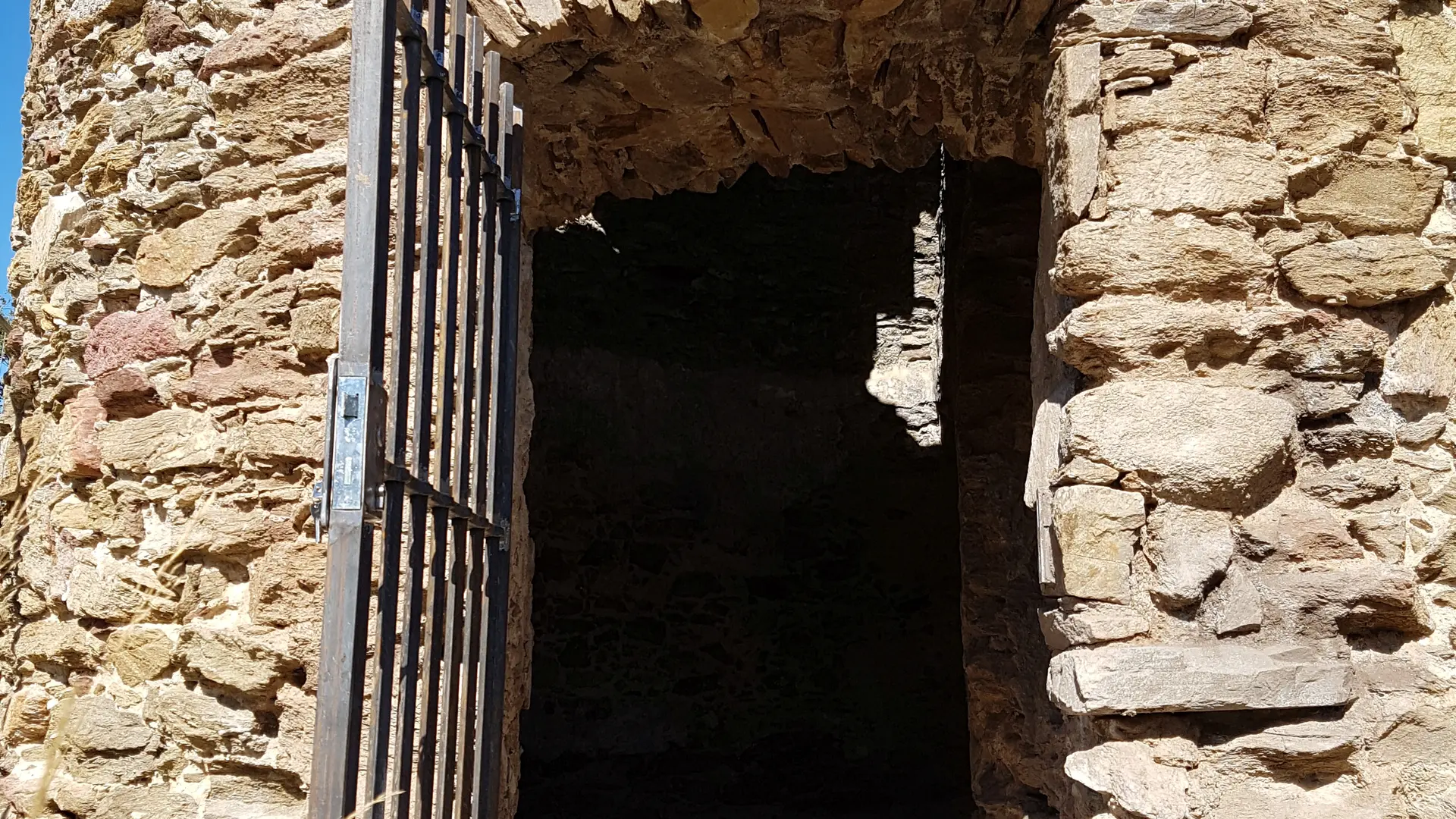 Vue de face du Moulin Brûlât de Gassin