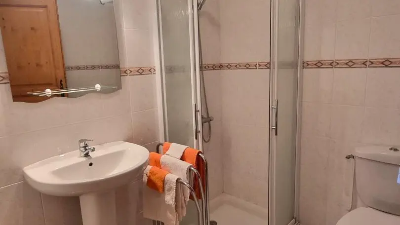Salle d'eau de la chambre A la grange : 1x140 et 1x90.