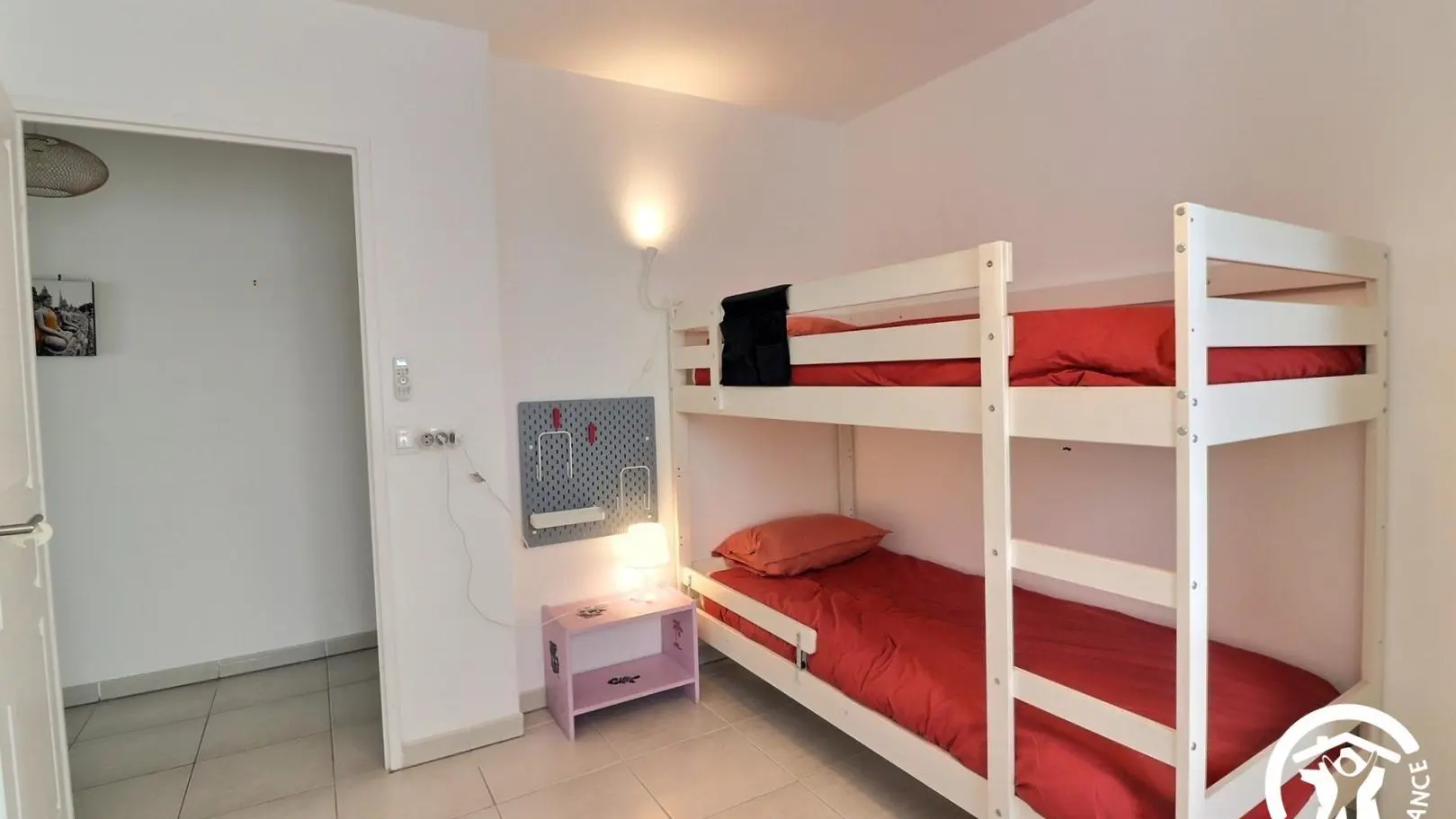 Chambre climatisée, à l'est