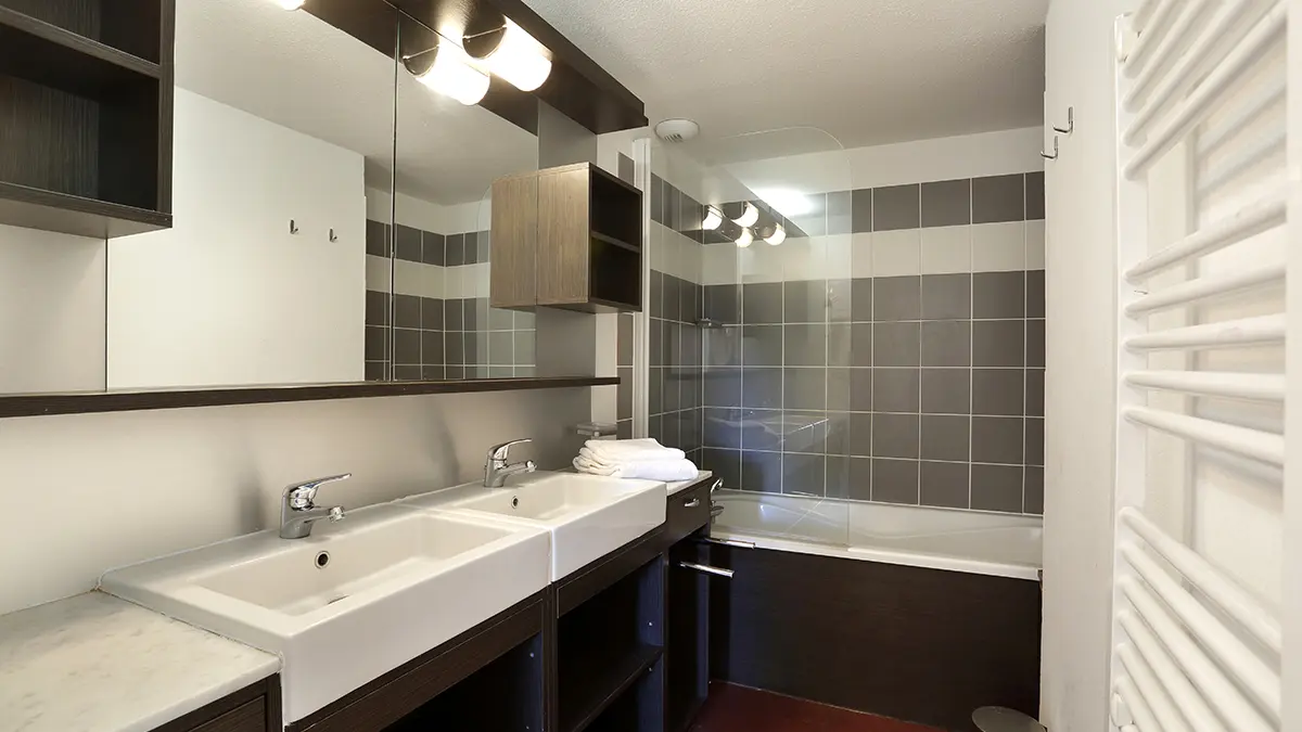 Salles de bains d'appartement, moderne, avec baignoire, éviers, miroirs