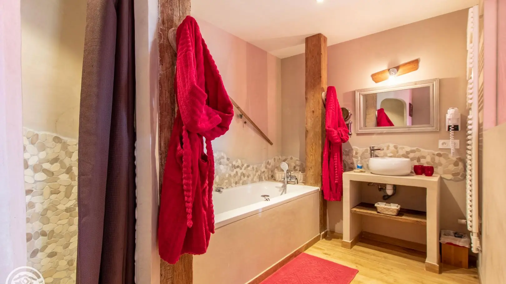 Salle de bains avec douche et baignoire