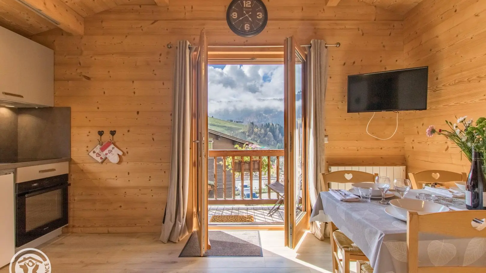Le séjour cuisine avec porte ouvrante sur le balcon