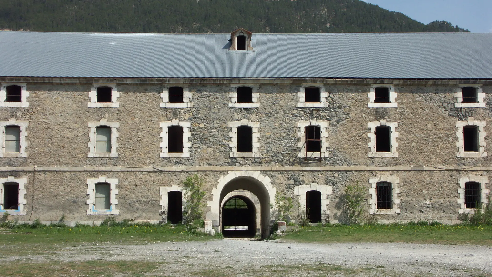 Demi caserne blindée