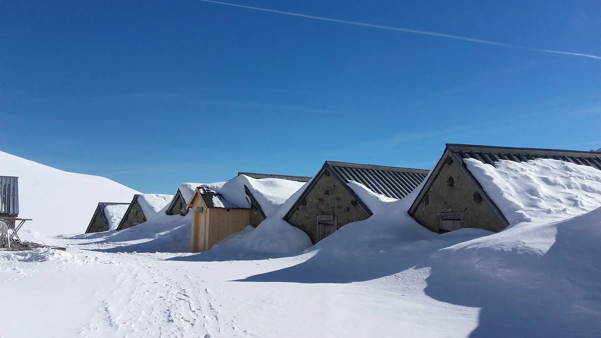 Chalets enfouis sous la neige
