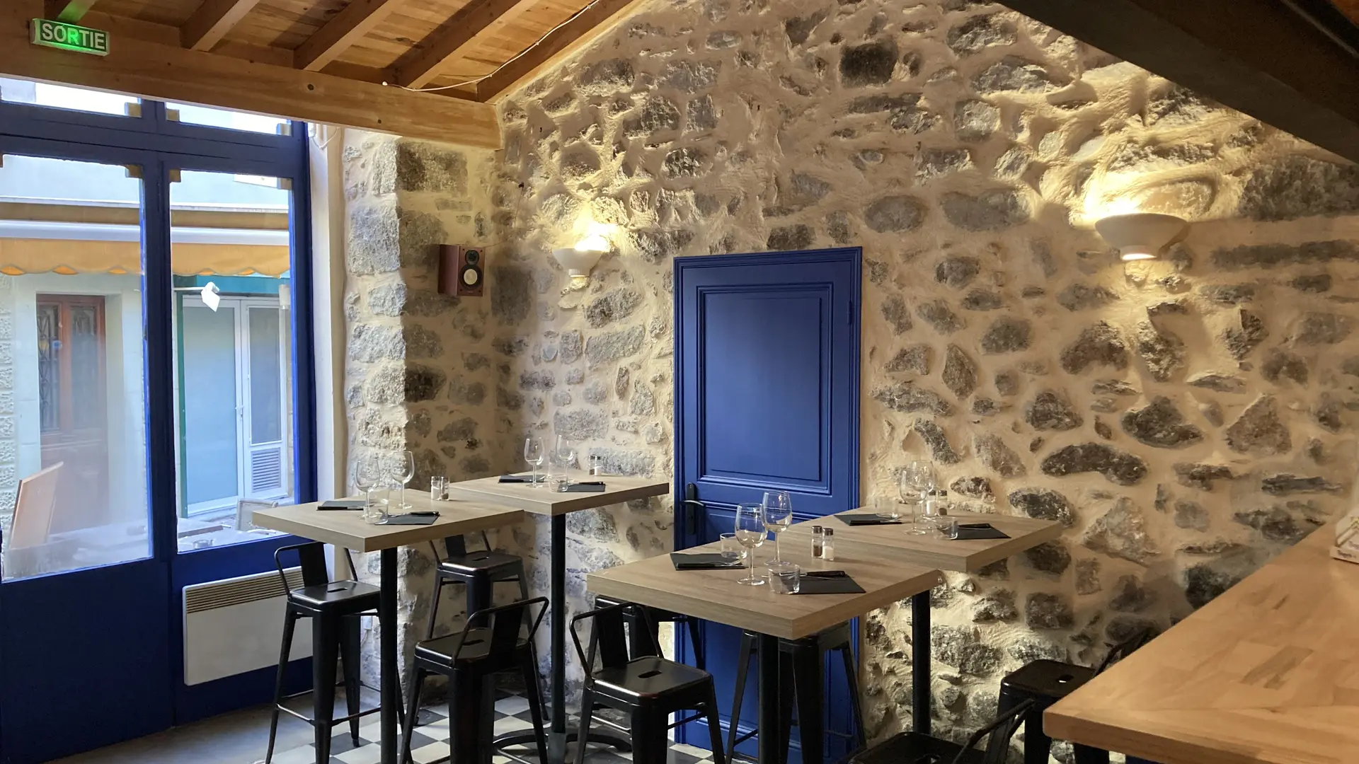 Salle du bar avec les mange-debout