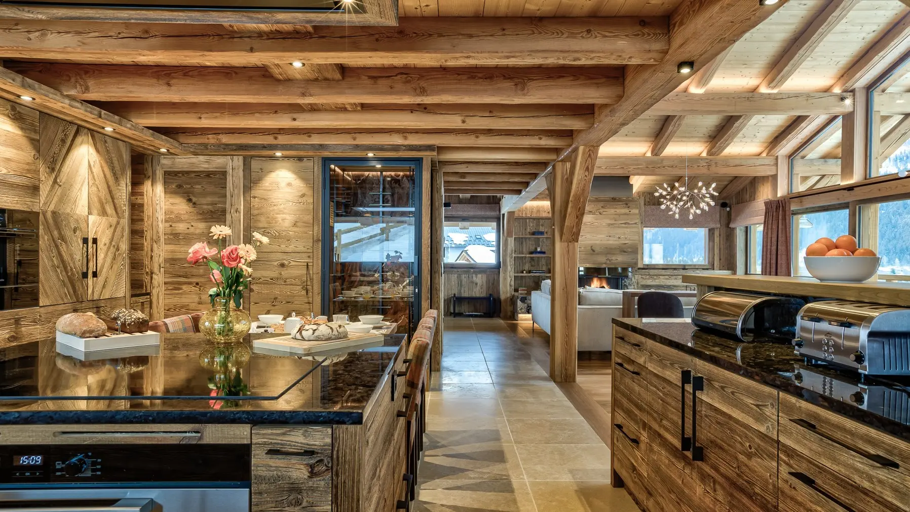 Cuisine ouverte et coin petit déjeuner au Chalet Saphir