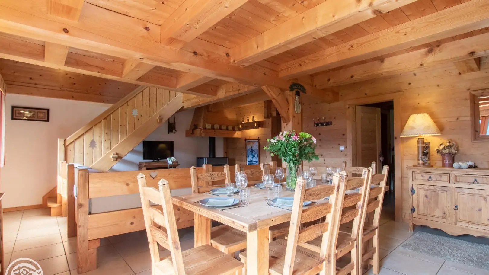 La salle à manger ouverte sur le salon