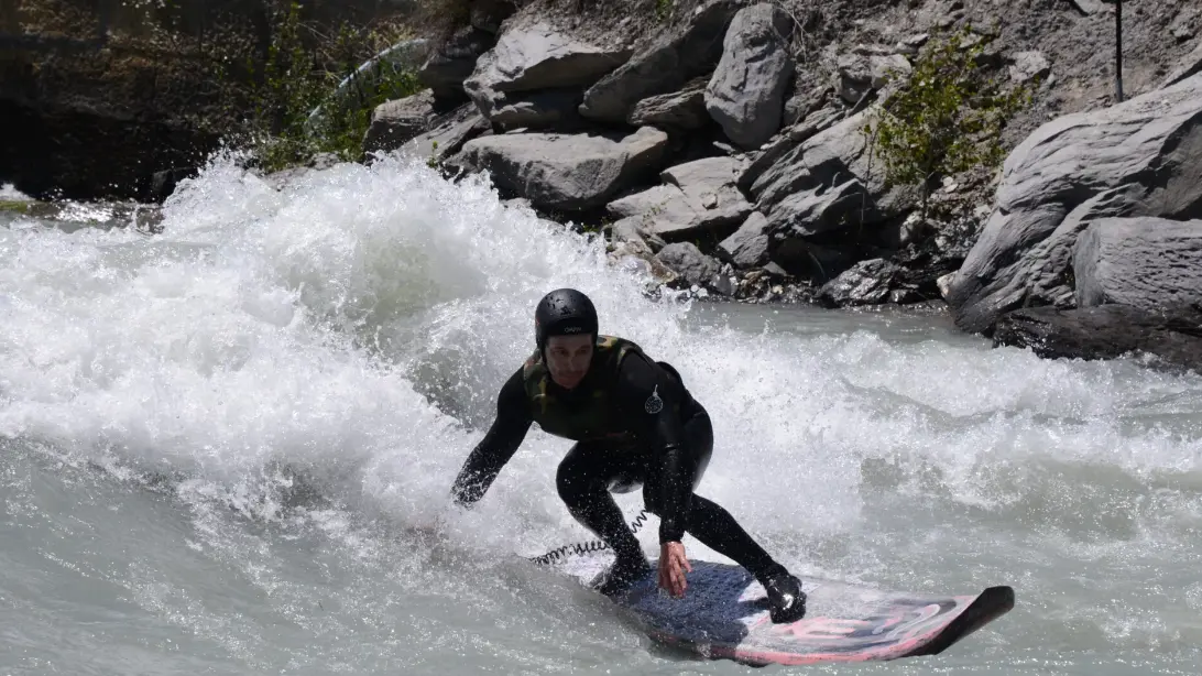 Surf de rivière - Hakuna Matata Rafting_Les Orres