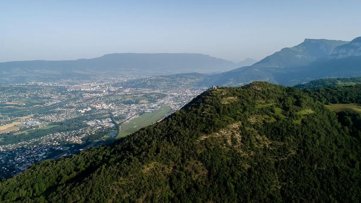 Vue aérienne sur le mont et alentours