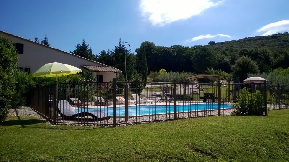 Le gîte et sa piscine