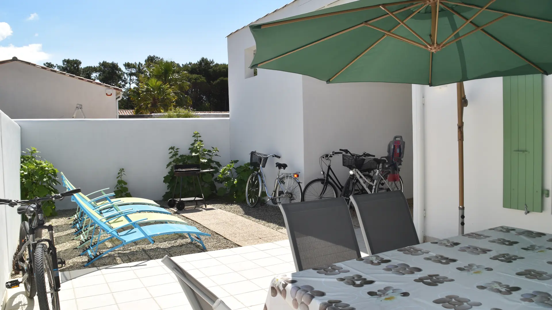 Cour et terrasse