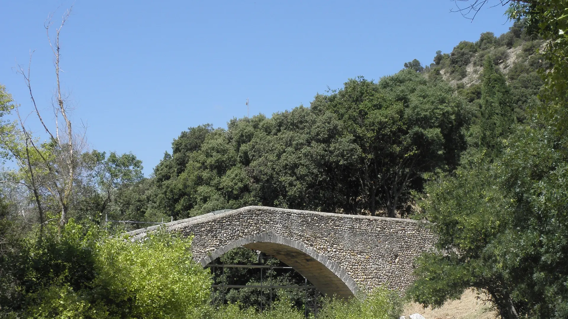 Le petit pont de pierre  et le lit de Rancure